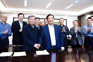 ?有心了！今日湖凯圣诞大战 湖人官方向到场球迷赠送曼巴T恤