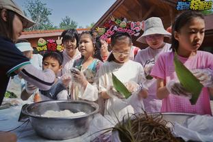 图片报：贝肯鲍尔追悼会周五在安联进行，妻子与孩子都强忍着泪水